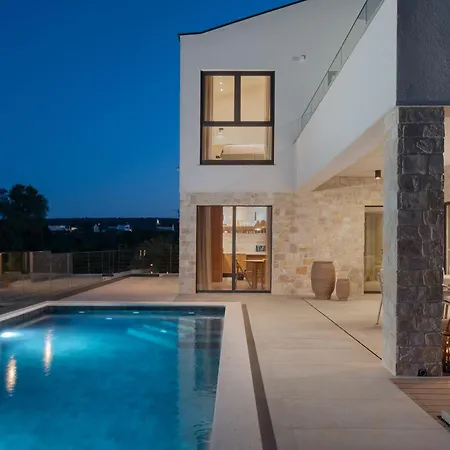 Vakantiehuis My Dalmatia - Kastel Mrkic With Private Pool, Sauna & Jacuzzi Sveti Filip i Jakov