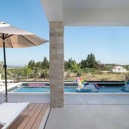 My Dalmatia - Kastel Mrkic With Private Pool, Sauna & Jacuzzi Vakantiehuis
