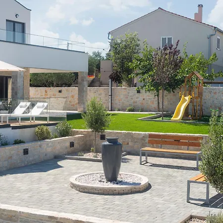 My Dalmatia - Kastel Mrkic With Private Pool, Sauna & Jacuzzi 펜션