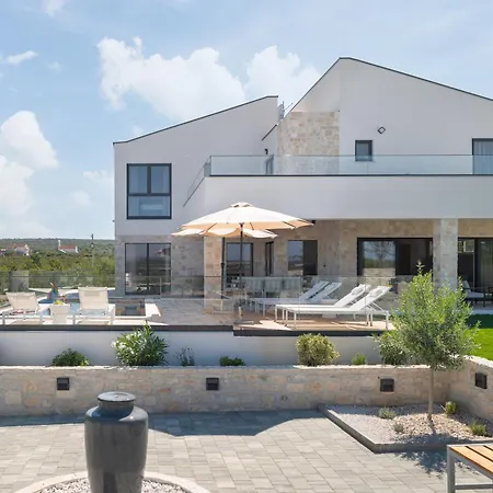 My Dalmatia - Kastel Mrkic With Private Pool, Sauna & Jacuzzi 펜션 *