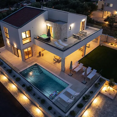 펜션 My Dalmatia - Kastel Mrkic With Private Pool, Sauna & Jacuzzi *