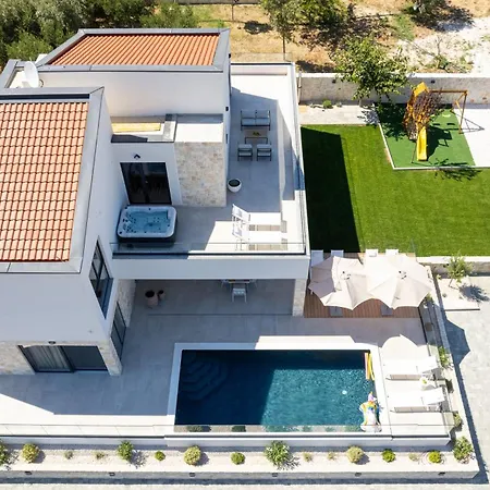 My Dalmatia - Kastel Mrkic With Private Pool, Sauna & Jacuzzi 펜션 *
